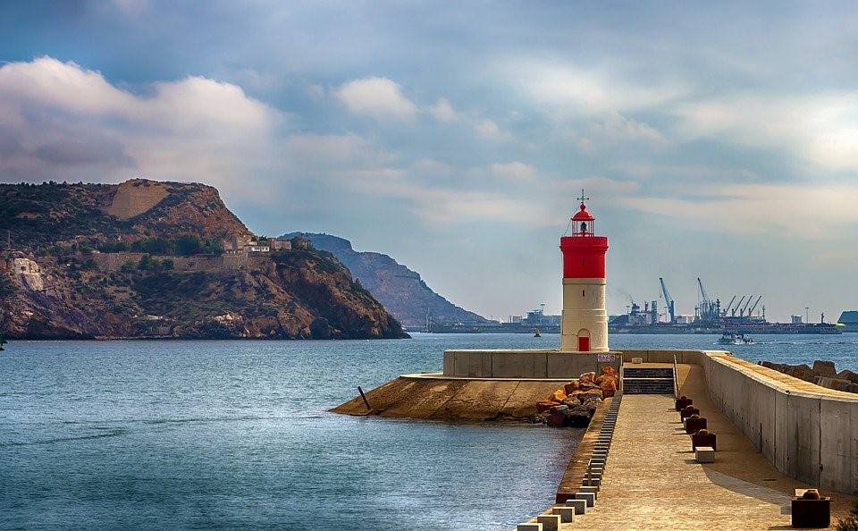 Lieblingsstadtbild: der rote Leuchtturm in Cartagena